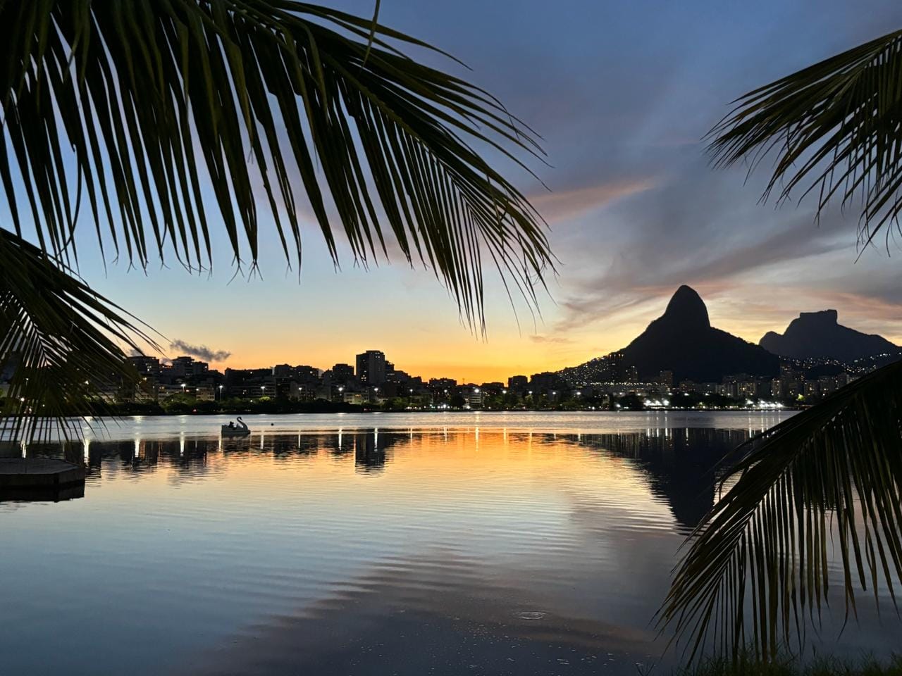 Coucher de soleil sur la Lagoa Rodrigo de Freitas à Rio de Janeiro