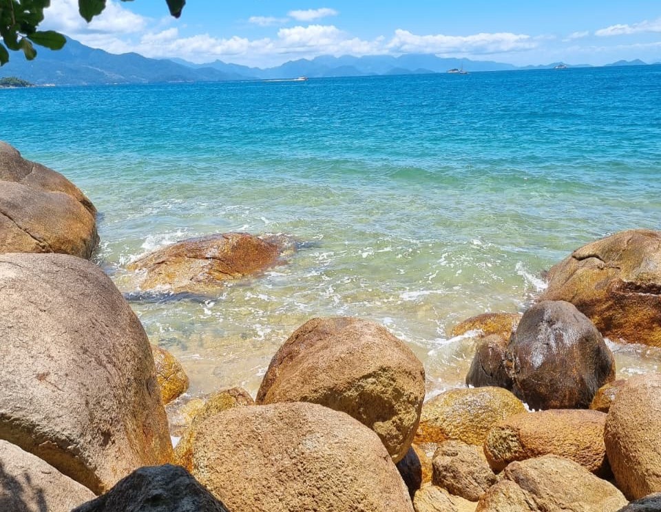 Plage aux eaux cristallines et rochers à Ilha Grande